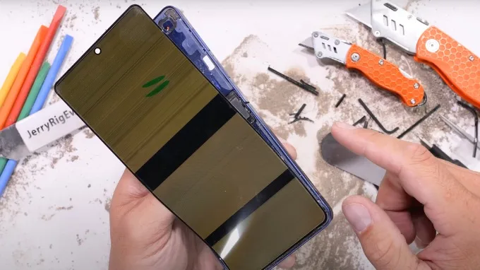 Tháo rời màn hình chính Galaxy Z Flip 7