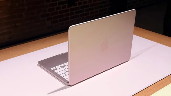 MacBook Neo màu Hồng phớt (Blush)