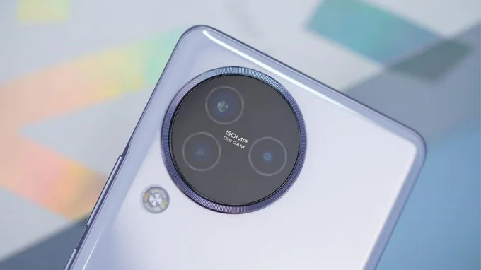 Điện thoại sở hữu cụm 3 camera ở phía sau