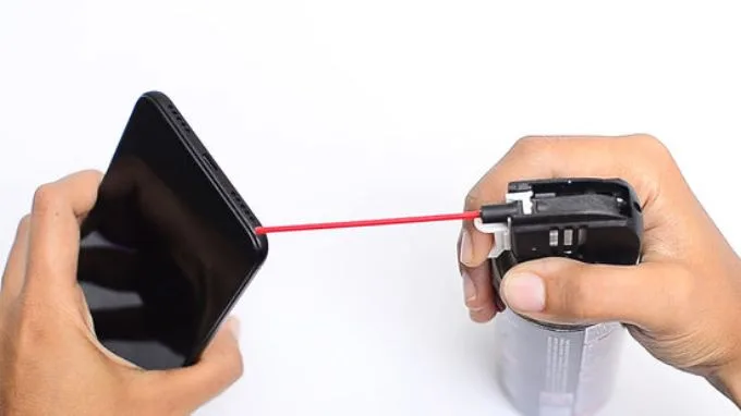 Vệ sinh loa iPhone bằng xịt khí nén