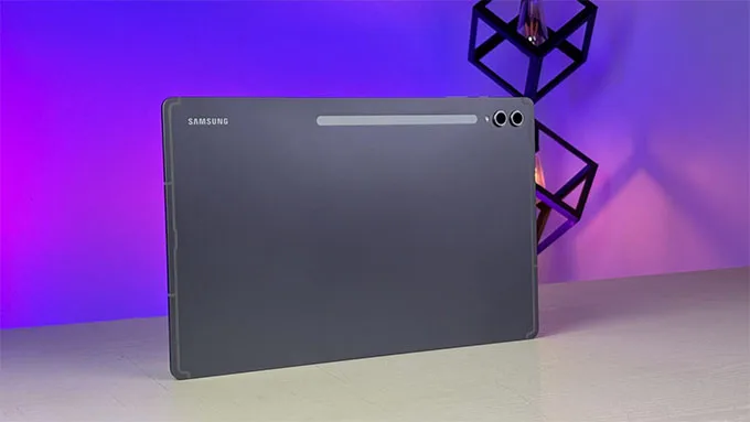 Samsung Galaxy Tab S10 Ultra toát lên vẻ thanh lịch với thiết kế bóng bẩy