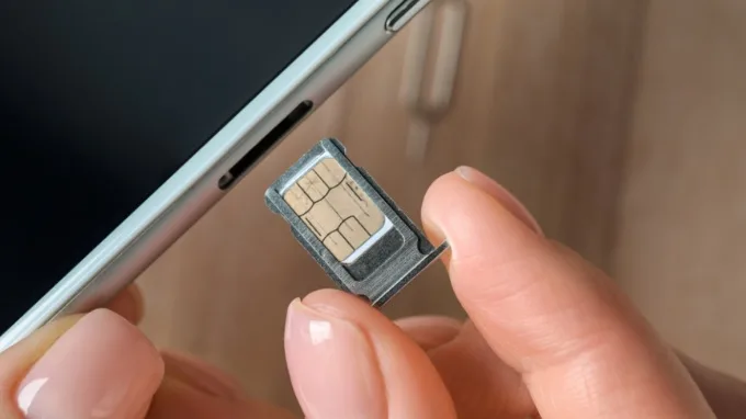 Bước 5: Đưa khay sim trở lại máy