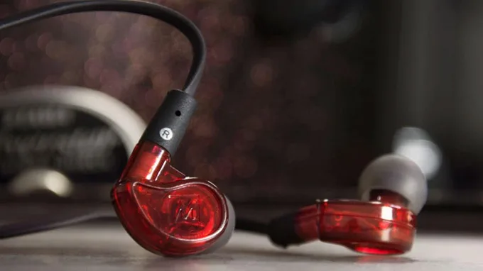 Universal In-ear Monitor dạng tai nghe kiểm âm phổ thông