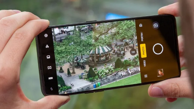 Zoom kỹ thuật số (Digital Zoom) là phương pháp phóng đại hình ảnh thông qua phần mềm