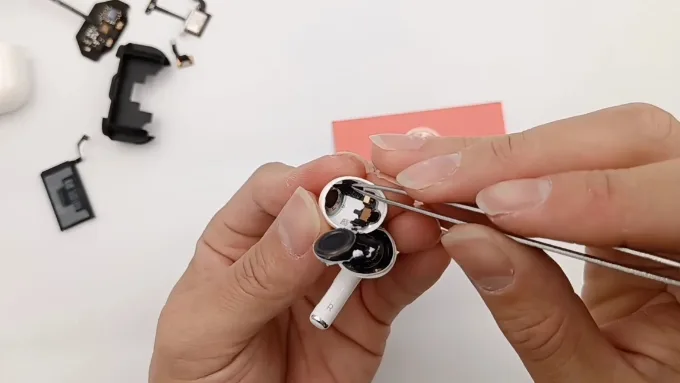 Đem đến trung tâm sửa chữa uy tín để khắc phục tình trạng Airpods không kết nối được