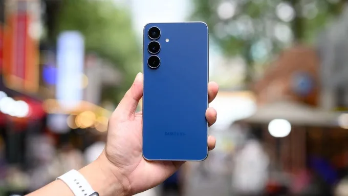 Samsung Galaxy S25 FE tiếp tục trung thành với phong cách tối giản nhưng vô cùng sang trọng