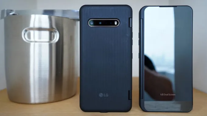 LG V60 ThinQ 5G sẽ được bán ra với một ốp cover màn hình rời tương tự với thế hệ năm ngoái.