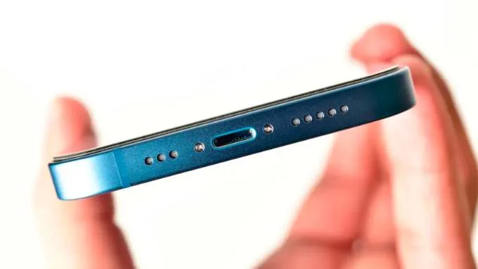 Loa iPhone 14 bị bám bụi