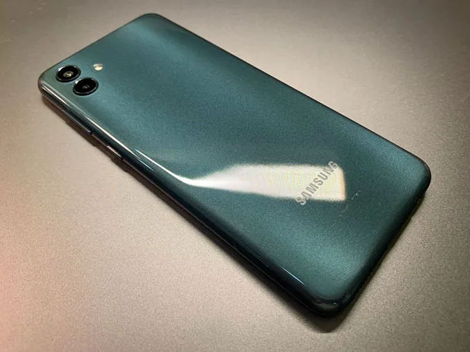 Galaxy A04 có thiết kế đơn giản với mặt lưng nhực bóng