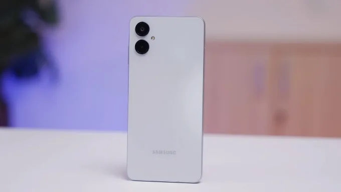 Thiết kế Galaxy A06 5G ưu tiên tính thực dụng với thân máy mỏng 8mm, cầm nhẹ tay và không gây khó chịu khi sử dụng lâu