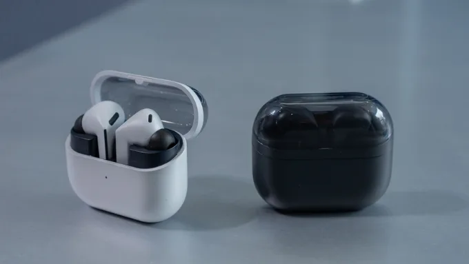 Cả 2 thiết bị đều sở hữu thiết kế nhét tai hiện đại và dễ thao tác