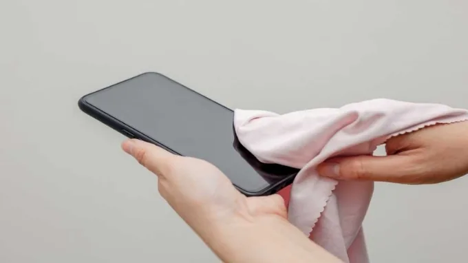 Vệ sinh, lau sạch màn hình là một trong những cách sửa lỗi cảm ứng không nhạy