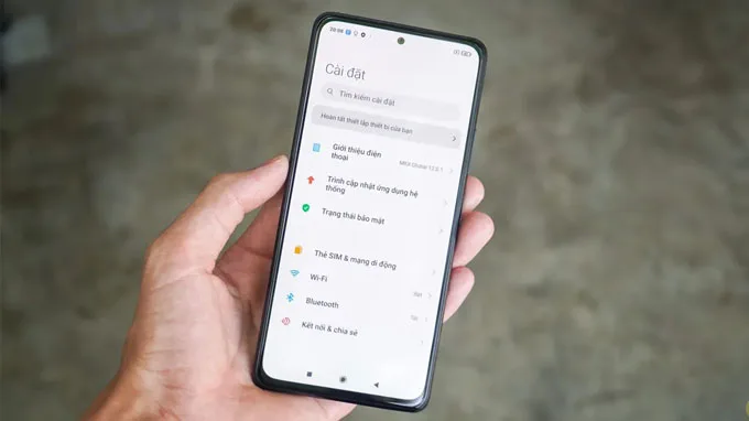 Đánh giá chi tiết Xiaomi 12 và iPhone 11 Pro, yếu tố màn hình