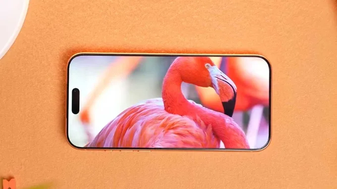 Còn trên iPhone 17 Pro Max, công nghệ LTPO Super Retina XDR OLED 6.9 inch đi cùng độ phân giải 1320 x 2868 và ProMotion 120Hz