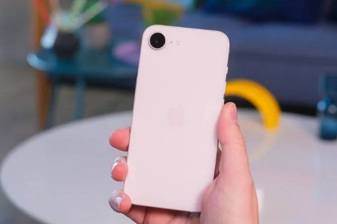 thiet-ke-be-ngoai-cua-iphone-17e-xtmobile