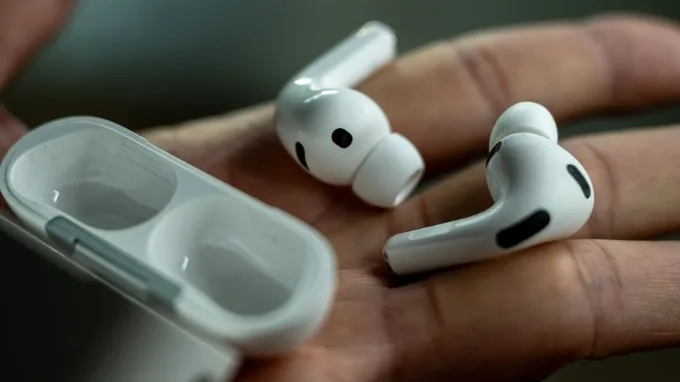Với AirPods Pro 3, Apple đã nâng đáng kể thời gian nghe nhạc trên một lần sạc