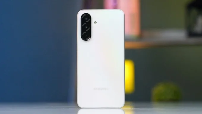 Galaxy A36 lại theo hướng tinh tế hơn với kích thước gọn nhẹ 162.9 x 78.2 x 7.4mm
