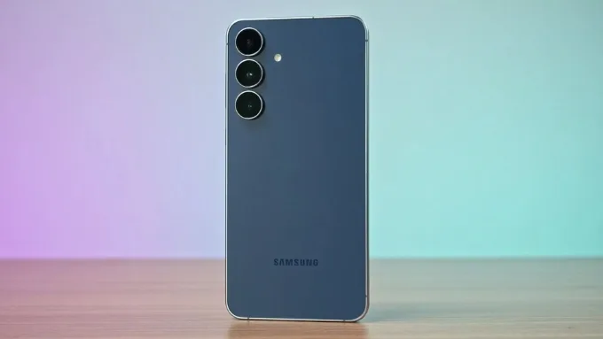 Galaxy S25 FE sở hữu thiết kế mỏng và nhẹ hơn với kích thước 161.3 x 76.6 x 7.4 mm