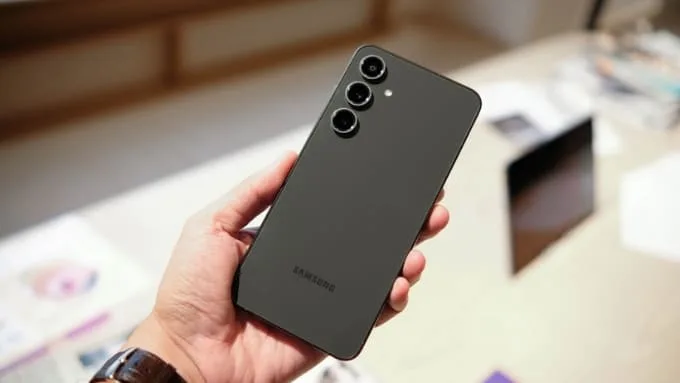 so sánh Galaxy S25 FE và Galaxy S24 FE qua thiết kế