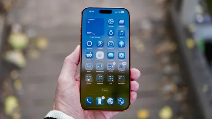  iPhone 17 Pro Max chạy iOS 26 với Apple Intelligence