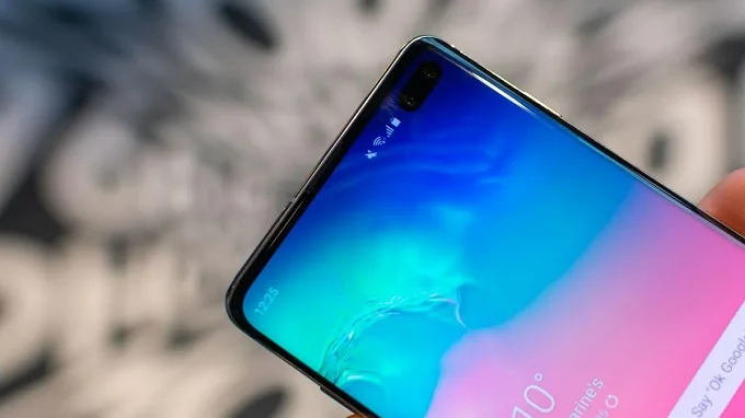 Phần nốt ruồi chứa cụm camera selfie kép trên S10 Plus