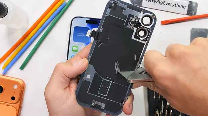 Mổ bụng iPhone 17: Quy trình tháo rời quen thuộc, giá linh kiện sửa chữa vẫn cao