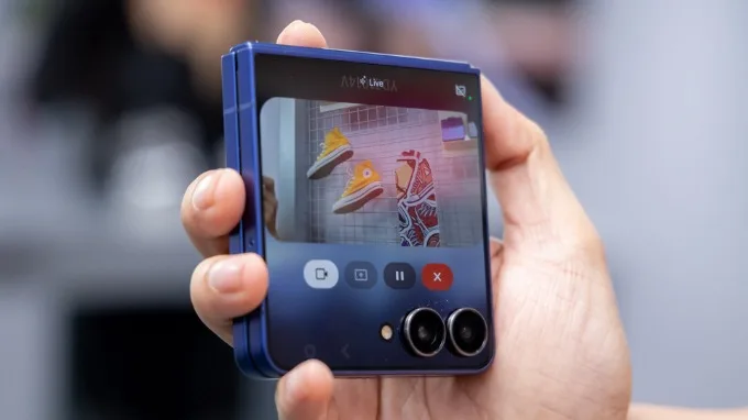 Galaxy Z Flip 7, ngược lại, chỉ có camera kép 50MP + 12MP