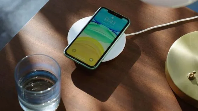 Cách sạc không dây cho iPhone 12