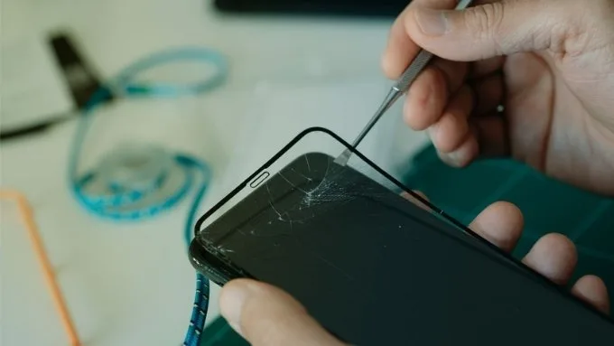 Phụ kiện sạc hoặc miếng dán màn hình kém chất lượng