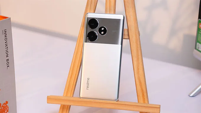 Realme GT Neo 6 SE có mặt lưng được hoàn thiện từ lớp kính AG với kết cấu nhám mờ