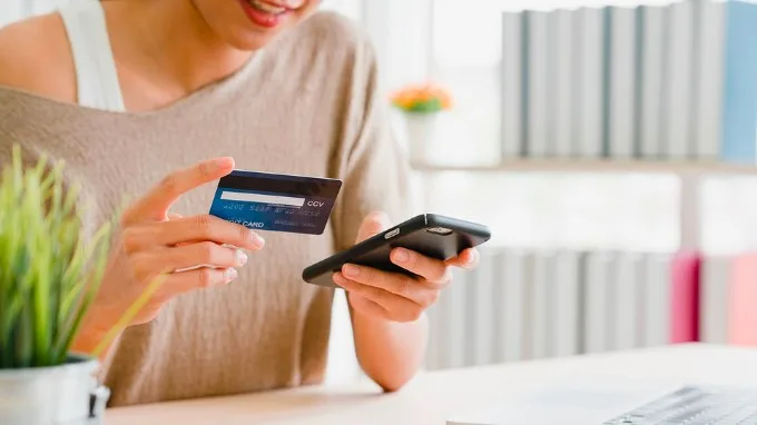 So sánh mua điện thoại trả góp và trả thẳng