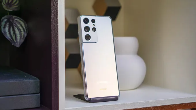 Mặt lưng máy được bảo vệ bởi kính cường lực Gorilla Glass 7 chống trầy xước, rơi vỡ