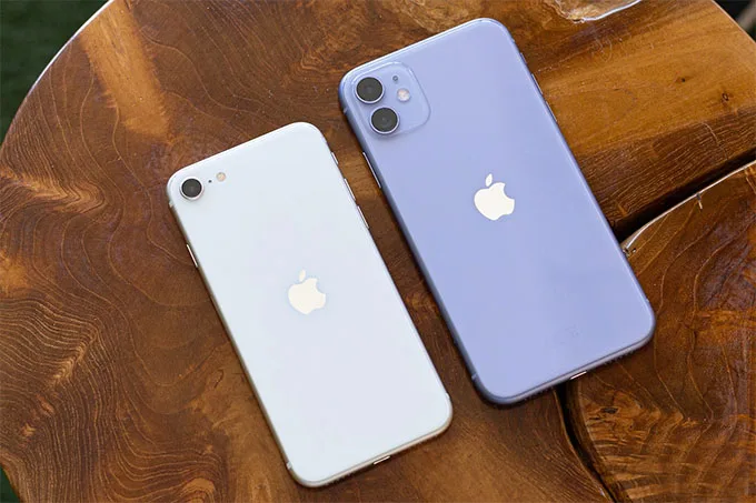 Ngoại hình iPhone SE 2022 và iPhone 11 có sự khác biệt rõ ràng ở mặt lưng