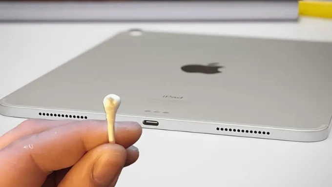 Vệ sinh khe loa iPad đúng cách