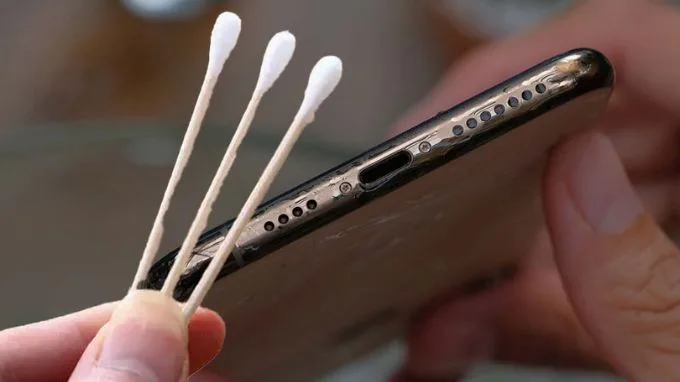 Sử dụng cồn và tăm bông để làm sạch loa iPhone