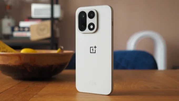 OnePlus 15 sở hữu thân hình lớn hơn đáng kể với kích thước 161.42 x 76.67 x 8.20mm(hoặc 8.10mm tùy phiên bản)
