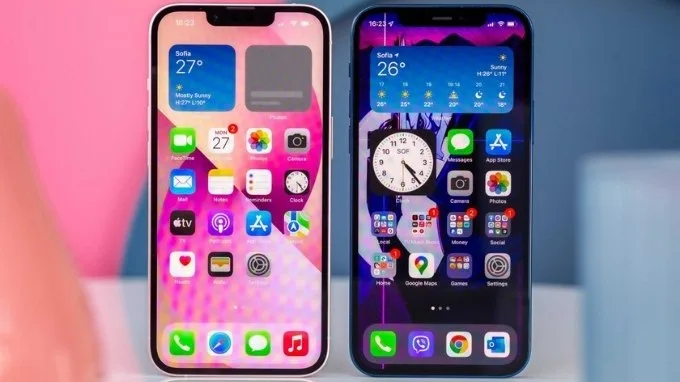 Phần tai thỏ trên iPhone 14 (trái) nhỏ hơn iPhone 12 (phải)