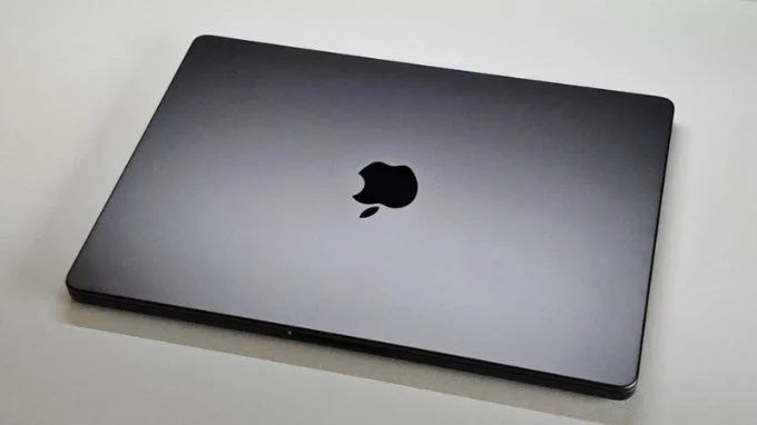 MacBook Pro M5 màu space black