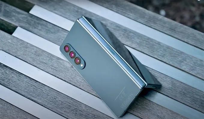 Galaxy Z Fold 4 màu xanh xám vô cùng tính tế