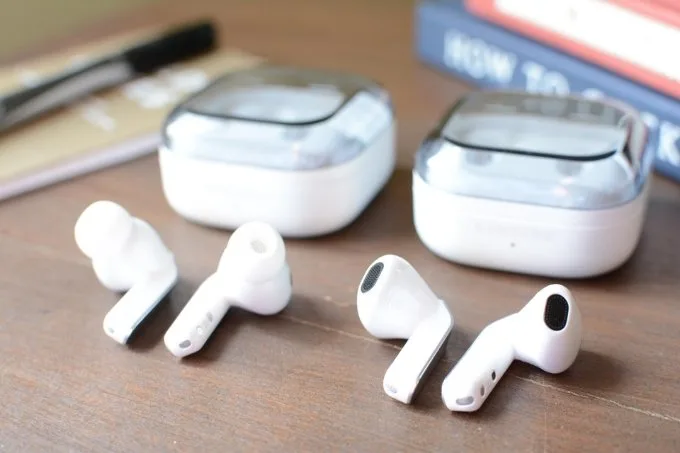 Galaxy Buds 4 Pro (bên trái) và Galaxy Buds 4 (bên phải)
