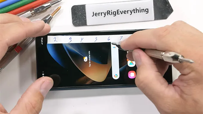 Thử nghiệm kiểm tra độ xước của Galaxy Z Fold 4