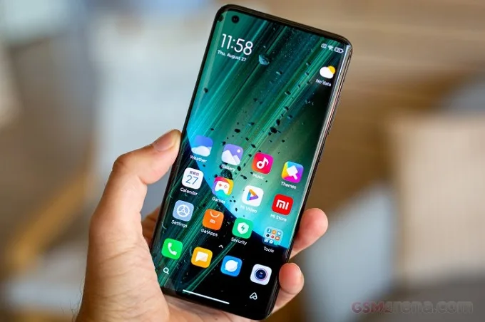 Xiaomi Mi 10 Ultra được trang bị màn hình lớn 6.67 inch, hỗ trợ tần số quét 120Hz