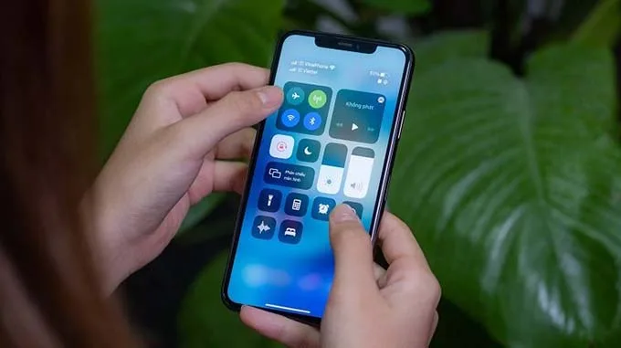 Bật chế độ trên máy bay, tắt Wifi và Bluetooth