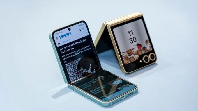 Hình ảnh mở hộp trên tay Galaxy Z Flip 6