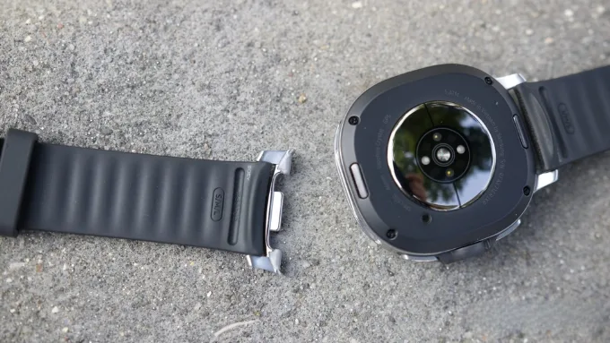 So sánh Samsung Galaxy Watch 8 Classic vs Huawei Watch 5 về dây đeo