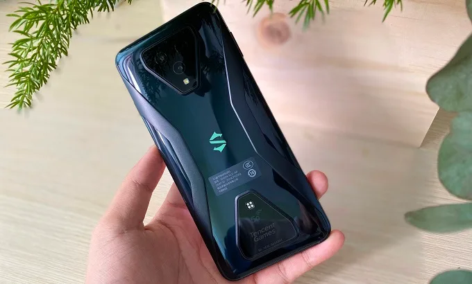 Black Shark 3 vẫn sở hữu cho mình vẻ bề ngoài cứng cáp và hầm hố