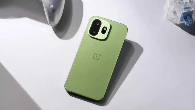 OnePlus 15T sở hữu thân máy gọn nhẹ, chỉ 194g, cùng kích thước 6.32 inch