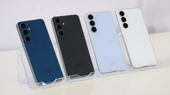Galaxy S25 FE đem đến bốn tùy chọn: Xanh Haze, Đen Smoke, Xanh Navy và Trắng Snow