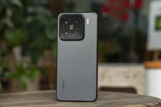 thiet-ke-ben-ngoai-xiaomi-15-xtmobile