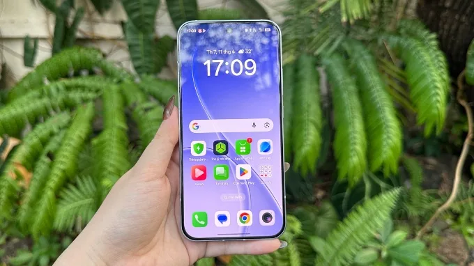Điểm nhấn ấn tượng nhất trên màn hình của Reno 15 Pro chính là độ sáng tối đa